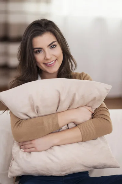 Bella donna che abbraccia cuscino — Foto Stock