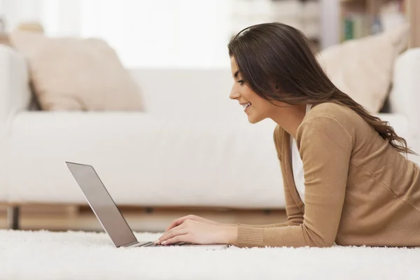 Frau arbeitet mit Laptop — Stockfoto