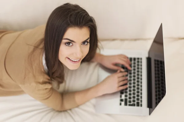 Young woman using laptop — Stock Photo, Image