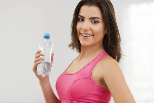 Fitness donna con bottiglia d'acqua — Foto Stock