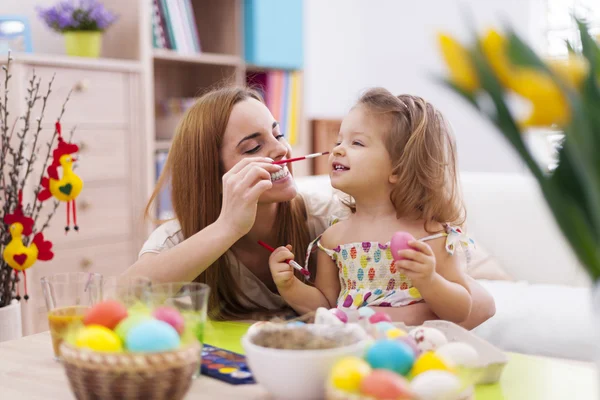 Mutter und ihr Baby haben Spaß — Stockfoto