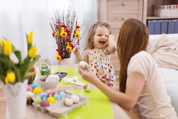 Enorme divertimento con la madre in tempo di Pasqua — Foto Stock