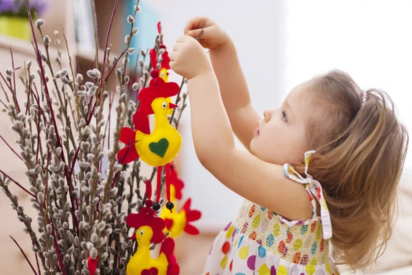 Girl decorating home for easter — Stock Photo, Image