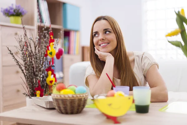 Hermosa mujer en el tiempo de Pascua —  Fotos de Stock