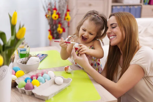 Glückliche Familie zu Ostern — Stockfoto