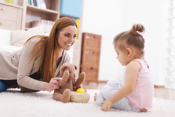 Anya játszik a babájával. — Stock Fotó