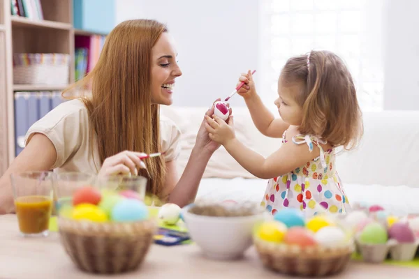 Boldog anya és a baba festés húsvéti tojás Stock Fotó