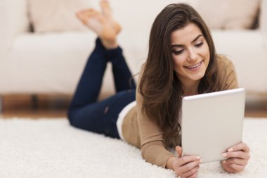 dijital tablet kullanan kadın