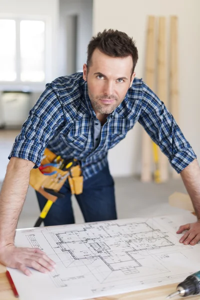 Trabajador de la construcción con planos —  Fotos de Stock