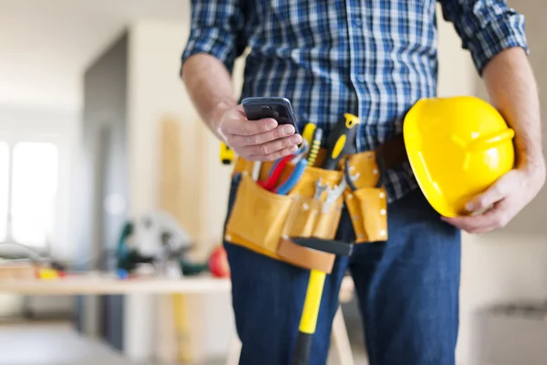 Bouwvakker met mobiele telefoon — Stockfoto