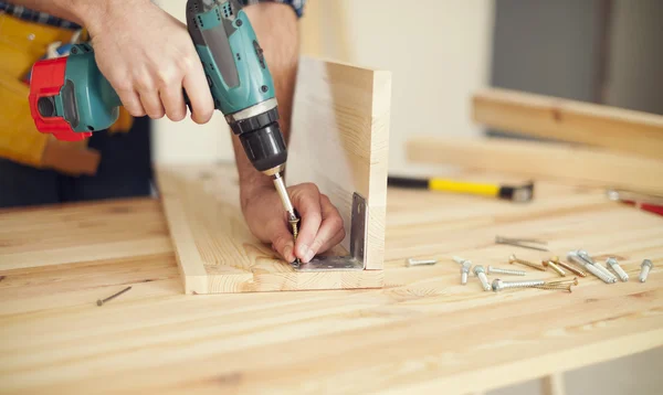 Tischler arbeitet mit Bohrmaschine — Stockfoto