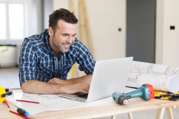 Arbeiter arbeitet mit Laptop — Stockfoto