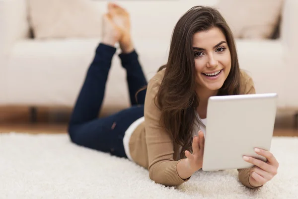 Mujer usando mesa digital —  Fotos de Stock