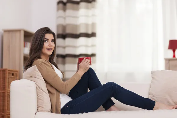 Frau entspannt sich mit Tasse Kaffee — Stockfoto