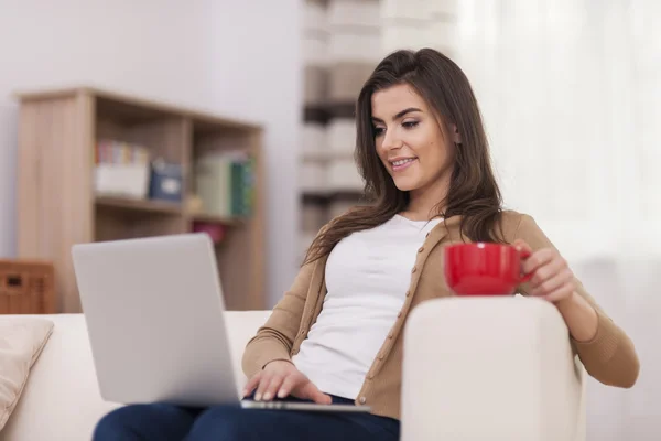 Woman surfing the net at home — Stock Photo, Image