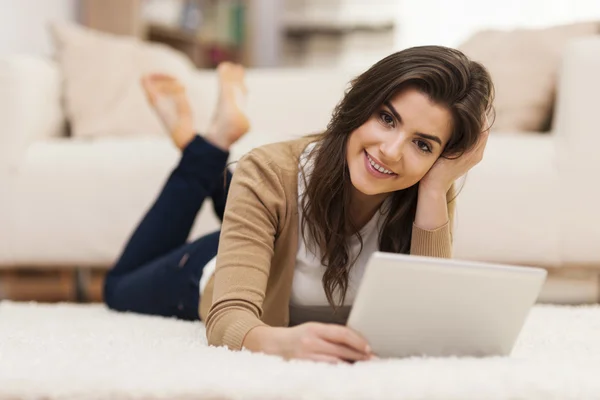 Frau mit digitalem Tablet — Stockfoto