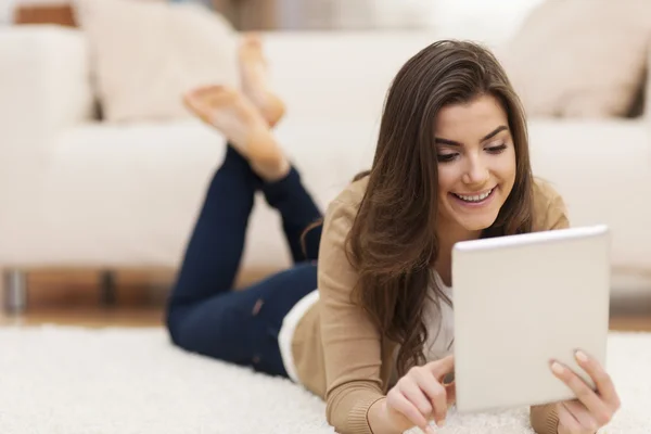 Mujer con tablet digital — Foto de Stock