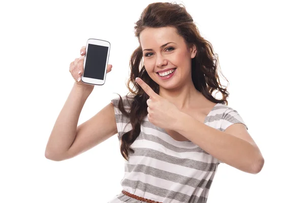 Mulher mostrando na tela do telefone móvel — Fotografia de Stock