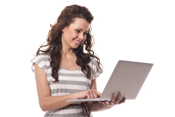 Vrouw met hedendaagse laptop — Stockfoto
