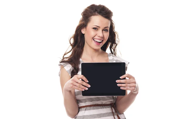 Mujer mostrando la pantalla de la tableta digital — Foto de Stock