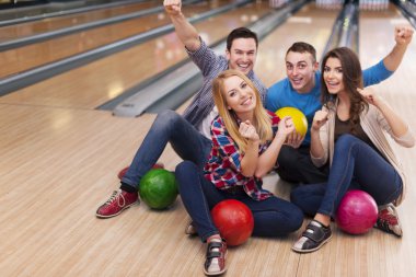 Bowling Salonunda Arkadaşlar Grubu