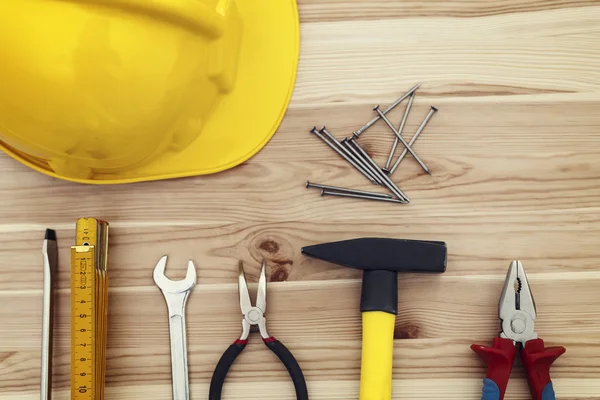 Herramientas de trabajo sobre madera — Foto de Stock