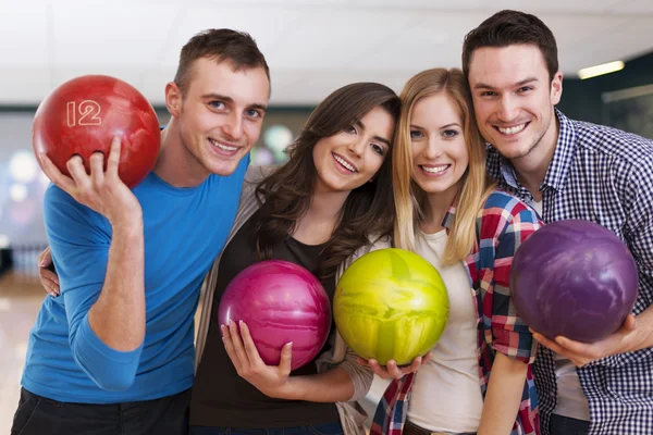 Amigos na pista de bowling — Fotografia de Stock