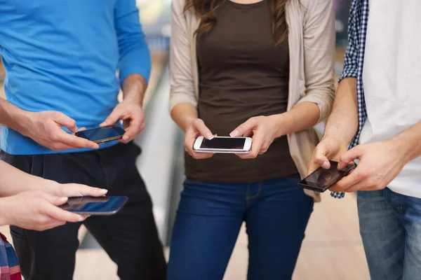 Personas que usan teléfonos móviles — Foto de Stock