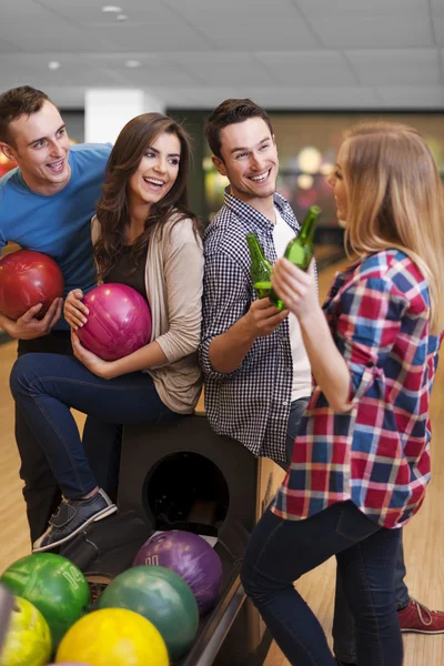 Friends at the bowling alley — Stock Photo, Image