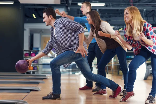 Mann wirft Bowlingkugel — Stockfoto