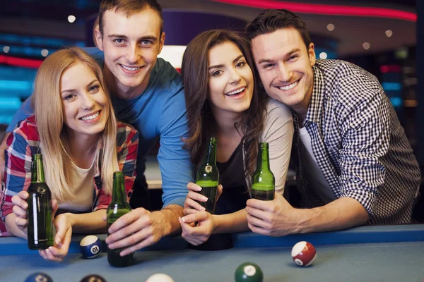 Vrienden in de discotheek — Stockfoto