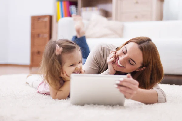 Söt liten flicka med mamma — Stockfoto