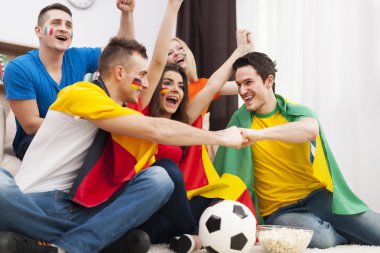 Futbol takımı destekleyen arkadaşlar