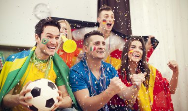 futbol taraftarları gol kutluyor