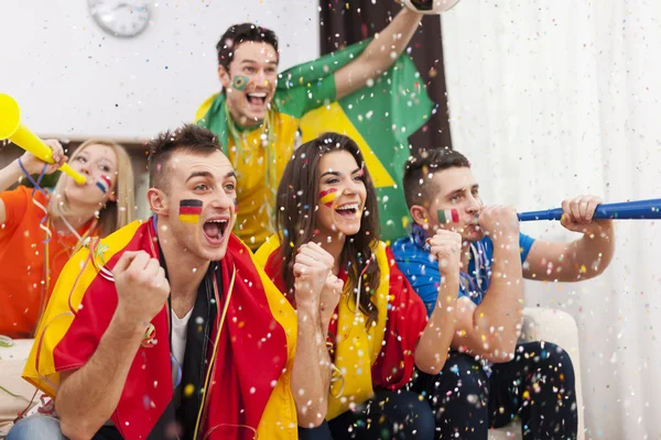 Amigos apoyando equipo de fútbol — Foto de Stock