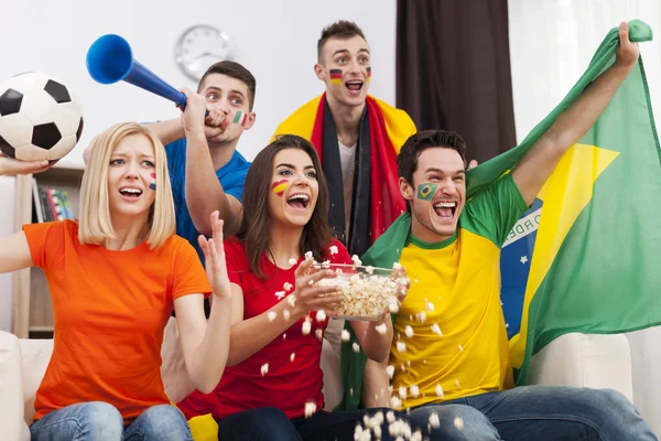 Amigos apoyando equipo de fútbol — Foto de Stock