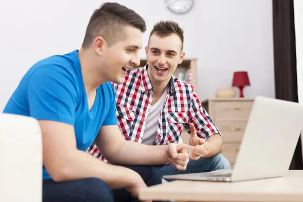 Friends spending time together — Stock Photo, Image