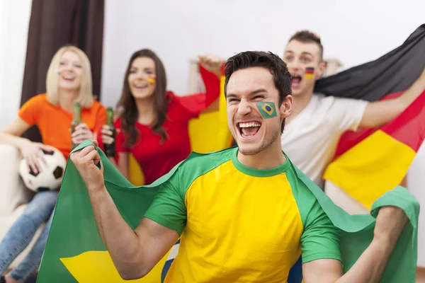 Friends supporting football team — Stock Photo, Image