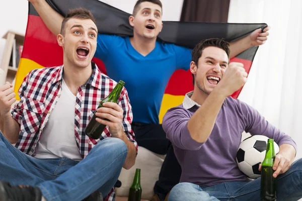 Amigos apoyando equipo de fútbol — Foto de Stock