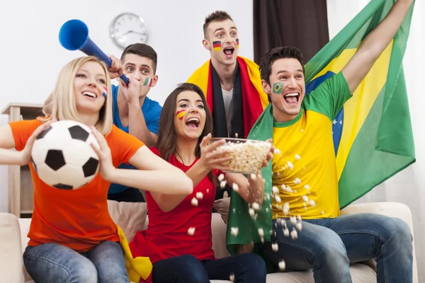 Friends supporting football team — Stock Photo, Image