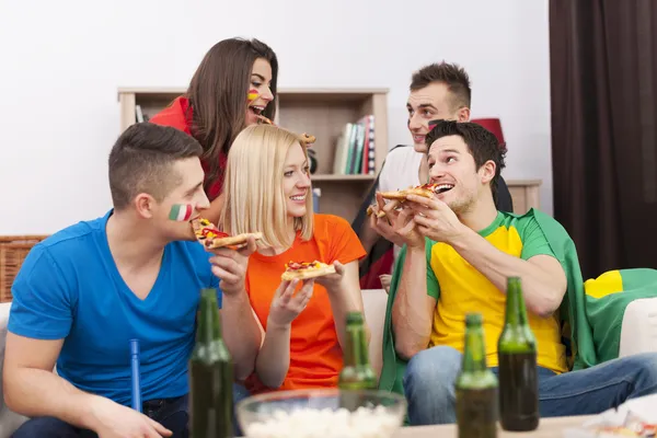 Pizza yeme insanlar — Stok fotoğraf