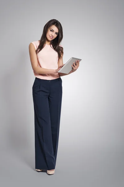 Donna che utilizza tablet digitale contemporaneo — Foto Stock