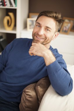 Divan yakışıklı adam