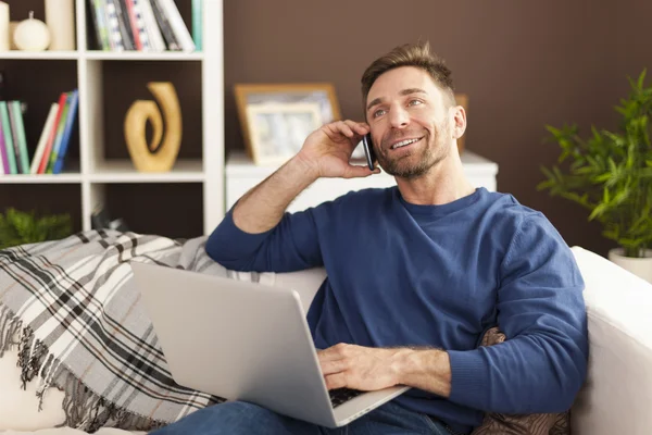 Uomo che lavora a casa — Foto Stock