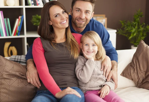 Kärleksfull familj hemma — Stockfoto