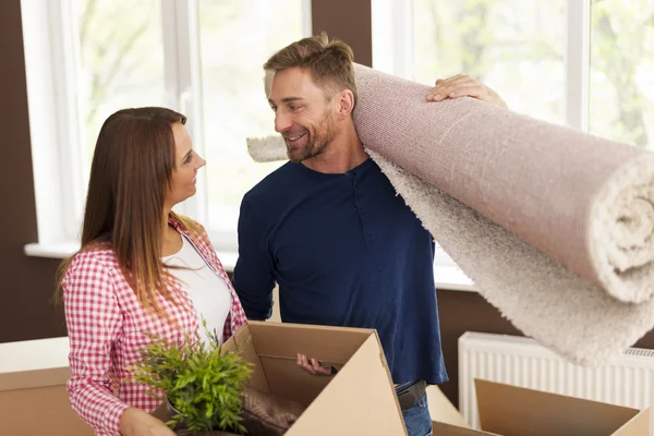 Casal durante a casa em movimento — Fotografia de Stock