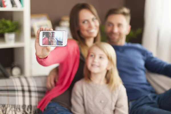 Família tomando selfie juntos — Fotografia de Stock