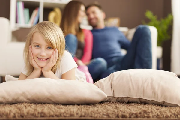 Mädchen entspannt sich auf Teppich — Stockfoto