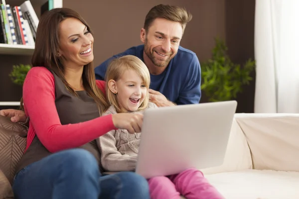 Familie thuis met behulp van laptop — Stockfoto