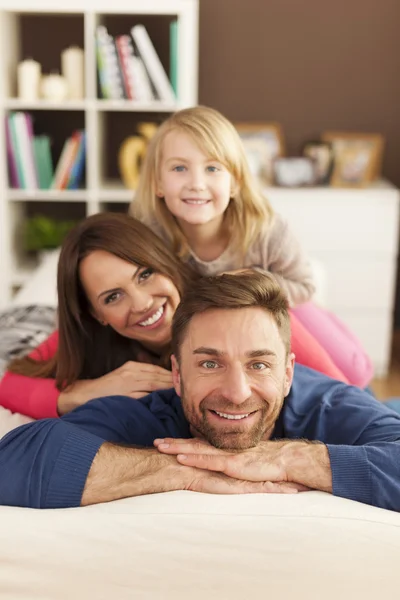 Kärleksfull familj på soffa — Stockfoto